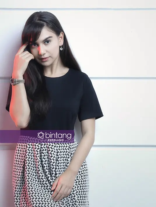 Lantas seperti apa tanggapan Ibel terkait banyak dikait-kaitkan dengan beberapa pria tersebut? Saat berbincang dengan Bintang.com secara eksklusif, ia masih enggan membocorkan terkait foto mesranya yang beredar. (Galih W. Satria/Bintang.com)