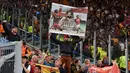 Seorang suporter Liverpool membentangkan poster penyerang Mohamed Salah saat mendukung tim kesayangannya bertanding melawan AS Roma pada leg kedua semifinal Liga Champions di Stadion Olimpiade, Roma (2/5). (AFP Photo/Paul Ellis)