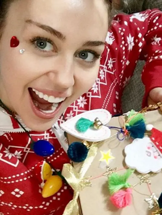Tidak hanya hadiah istimewa, namun perayaan Natal tahun ini nampaknya dihabiskan Miley dan Liam untuk liburan bersama. Hal ini terbukti dengan beberapa unggahan Miley yang tengah berpose dengan kekasihnya itu. (Instagram/mileycyrus)