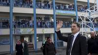 Komisaris UNRWA Pierre Krahenbuhl, menyapa siswa-siswi di sekolah yang dikelola UNRWA untuk anak-anak pengungsi Palestina di Jalur Gaza (File / AP PHOTO)