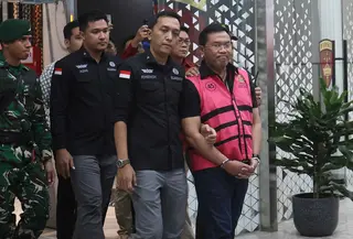 Mantan Wakil Kepala Badan Gizi Nasional (BGN), Sony Sonjaya (mengenakan rompi tahanan - kanan), digiring menuju mobil tahanan usai menjalani pemeriksaan di Gedung Kejaksaan Agung RI, Jakarta, Rabu (3/6/2026). (Kapanlagi.com/Budy Santoso)