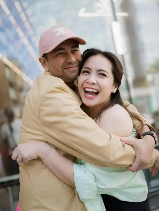 <p>Gemasnya Raffi Ahmad saat memeluk erat istrinya. Senyuman yang merekah seolah menggambarkan suasana hati mereka yang sangat positif. (Foto: Instagram/ raffinagita1717)</p>