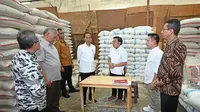 Presiden Joko Widodo (Jokowi) melakukan pengecekan ketersediaan Cadangan Beras Pemerintah (CBP) yang disalurkan dalam program Stabilisasi Pasokan dan Harga Pangan (SPHP) di Pasar Induk Beras Cipinang (PIBC). (Dok Bulog)