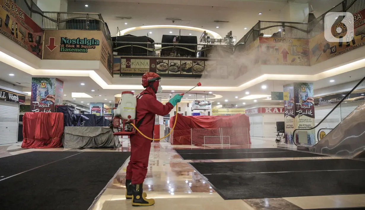 Petugas Damkar saat menyemprotkan cairan disinfektan di Blok M Square, Jakarta, Selasa (23/6/2020). Penyemprotan cairan disinfektan tersebut bertujuan untuk mencegah penyebaran COVID-19. (Liputan6.com/Faizal Fanani)