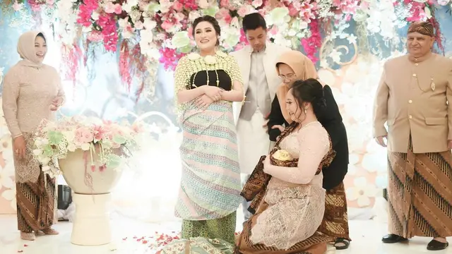 Tampil Memesona, Ini 7 Momen Acara Tujuh Bulanan Angbeen Rishi dan Adly Fairuz