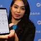 Seorang wanita menunjukkan layanan DANA di Jakarta, Rabu(21/3). DANA, Dompet Digital Indonesia merupakan sebuah layanan dari perusahaan rintisan (start up) di bidang teknologi finansial. (Liputan6.com/Angga Yuniar)