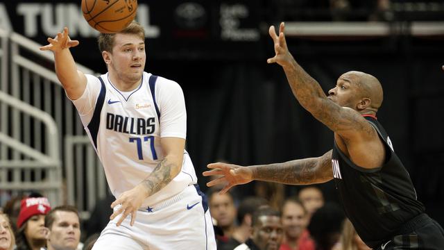 Aksi Luka Doncic saat Mavericks kalahkan Rockets pada laga NBA