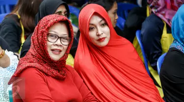 Politisi yang terjerat kasus korupsi, Angelina Sondakh dan Dewi Yasin Limpo saat acara sosialisasi Empat Pilar di Rutan Pondok Bambu, Jakarta, (27/5). Mengenakan pakaian serba merah, keduanya mendengarkan pemaparan Ketua MPR RI (Liputan6.com/Yoppy Renato)