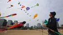 Seorang pria menerbangkan layang-layang dalam festival layang-layang di Xiamen, Provinsi Fujian, China tenggara (21/11/2020). Ratusan layang-layang diterbangkan peserta menghiasi langit wilayah China tenggara. (Xinhua/Zeng Demeng)