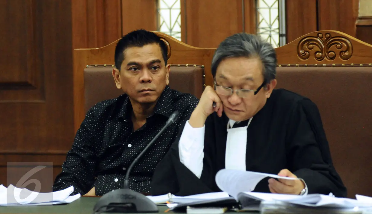 Terdakwa kasus suap pembahasan Raperda Reklamasi, Mohamad Sanusi (kiri) saat menyimak pernyataan saksi dalam sidang lanjutan di Pengadilan Tipikor, Jakarta, Senin (17/10). Sidang menghadirkan enam orang saksi. (Liputan6.com/Helmi Fithriansyah)