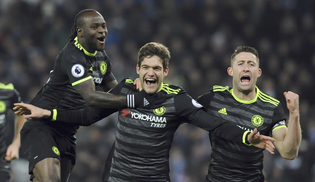 Ekspresi pemain Chelsea, Marcos Alonso (tengah) usai mencetak gol ke gawang Leicester City pada lanjutan Premier League di King Power Stadium, Leicester (14/1/2017). Chesea menang 3-0.  (AP Photo/Rui Vieira)