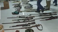Berbagai jenis senjata rakitan milik kelompok SMB yang melakukan penyerangan terhadap aparat. (Liputan6.com/Gresi Plasmanto)