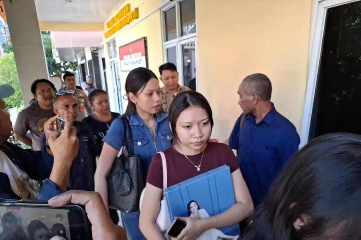 Keluarga mendiang dokter Icha saat mendatangi Polda Nusa Tenggara Timur (NTT). (Dok. Antara)