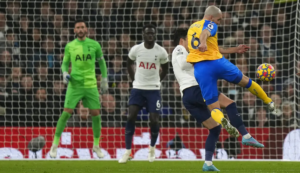 Pemain Southampton Oriol Romeu (kanan) menendang bola saat melawan Tottenham Hotspur pada pertandingan sepak bola Liga Inggris di Tottenham Hotspur Stadium, London, Inggris, 9 Februari 2022. Tottenham Hotspur kalah 2-3. (AP Photo/Alastair Grant)