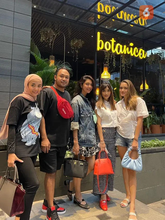Nabila Syakieb dan teman-temannya. (Foto: Instagram @nsyakieb85)