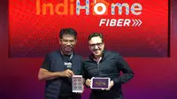 (ki-ka) Executive General Manager Divisi TV Video Telkom Aris Hartoni dan CEO HOOQ Peter Bithos di acara peluncuran kerja sama IndiHome-Hooq di Jakarta, Rabu (15/3/217). (Doc: Telkom)