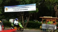 Salah satu pedagang ngabuburit UGM nekat berjualan di sepanjang Jalan Olahraga dan Jalan Notonegoro, Bulaksumur, Sleman, Daerah Istimewa Yogyakarta. (Liputan6.com/Switzy Sabandar)