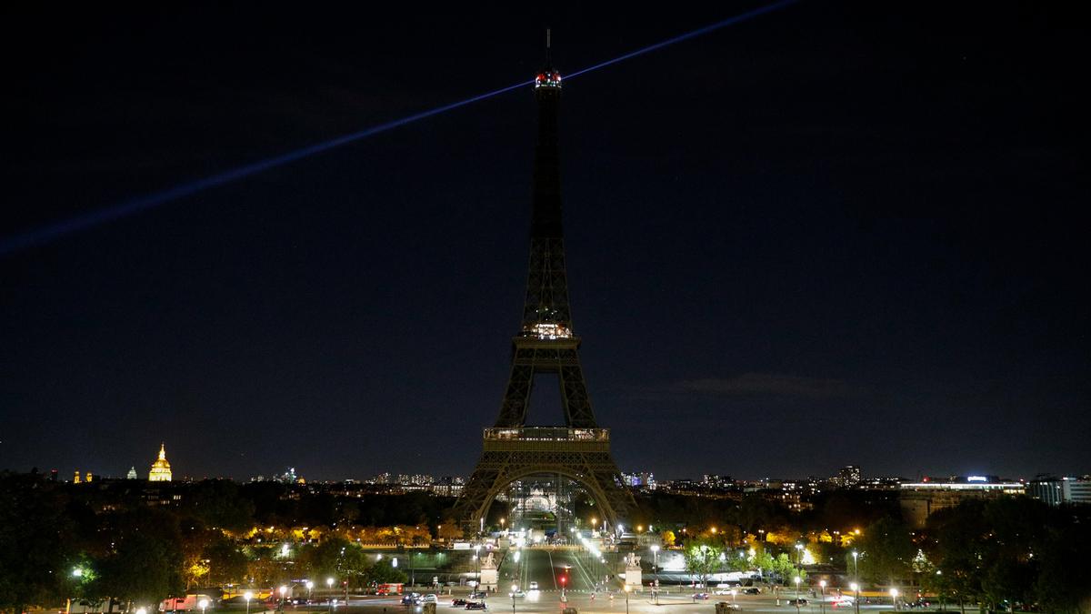 Menara Eiffel Gelap Gulita, Penghormatan untuk Paus Fransiskus yang Tutup Usia