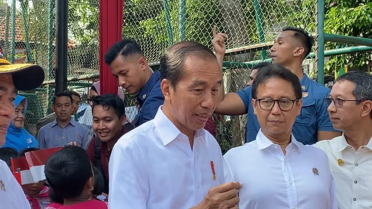 Presiden Joko Widodo atau Jokowi menjelaskan alasan upacara peringatan Hari Ulang Tahun (HUT) ke-79 RI digelar di dua lokasi yakni, Ibu Kota Nusantara (IKN) Kalimantan Timur dan halaman Istana Merdeka Jakarta.