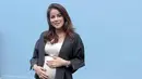 Presenter dan pemeran Olla Ramlan telah menanti kehadiran anak ketiganya. Kini, usia kehamilannya istri Aufar Hutapea itu telah menginjak usia delapan bulan. Berbagai persiapan telah dilakukan oleh Olla. (Nurwahyunan/Bintang.com)