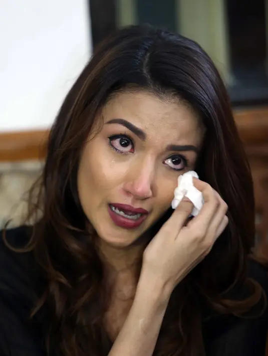 Kisruh rumah tangganya dengan Atalarik masih bergulir di Pengadilan Agama (PA) Cibinong. Sejak 25 Maret, Marwa tidak lagi ketemu kedua anaknya yang tinggal sama ayahnya. Air mata Marwa mengalir lihat foto anaknya. (Nurwahyunan/Bintang.com)