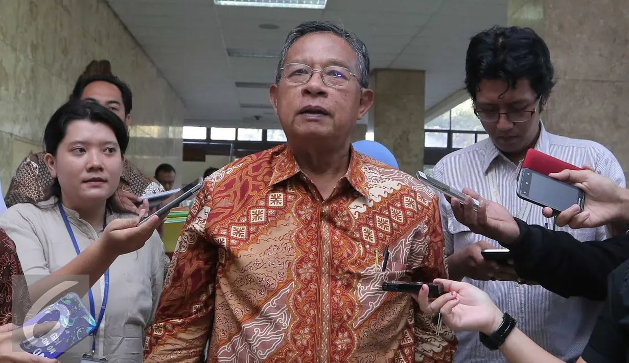 Darmin Nasution memberikan keterangan pada wartawan di Gedung Menko Perekonomian, Jakarta,Kamis (15/10/2015). Sosialisasi di lakukan untuk memberikan penjelasan paket kebijakan jilid IV yang dikeluarkan pemerintahan Jokowi-Jk. (Liputan6.com/Angga Yuniar)