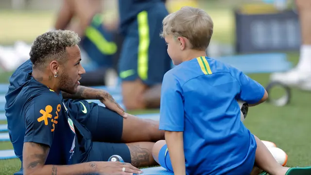 Momen Hangat Neymar Bersama Sang Anak di Sela Latihan