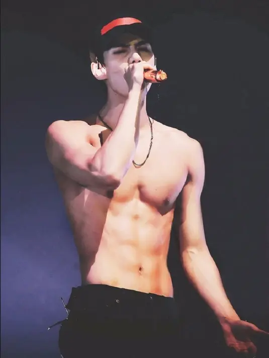 Sehun EXO memang punya wajah yang tampan dan imut. Selain itu ia juga punya abs yang bagus. (Foto: pinterest.com)