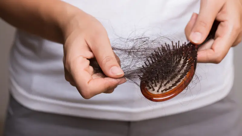 13 Penyebab Rambut Rontok Parah dan Cara Mengatasinya yang Wajib Diketahui