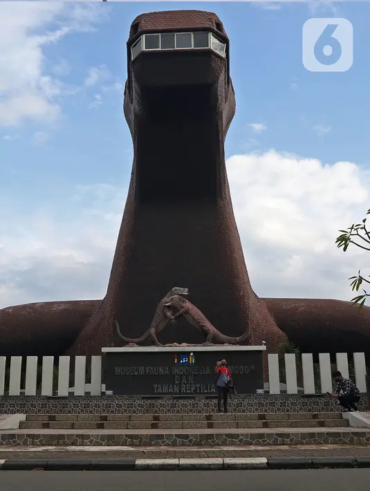 Pengunjung berada di Museum Komodo, Taman Mini Indonesia Indah (TMII), Jakarta, Rabu (7/4/2021). Kementerian Sekretariat Negara secara resmi mengambil alih pengelolaan dan pemanfaatan TMII dari Yayasan Harapan Kita yang sudah dikelolanya hampir 44 tahun. (Liputan6.com/Herman Zakharia)