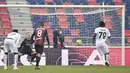 Ketika laga berjalan 54 menit, Milan kembali mendapatkan hadiah penalti, kali ini akibat Adama Soumaoro menyentuh bola di kotak terlarang. (Foto: AP/LaPresse/Massimo Paolone)