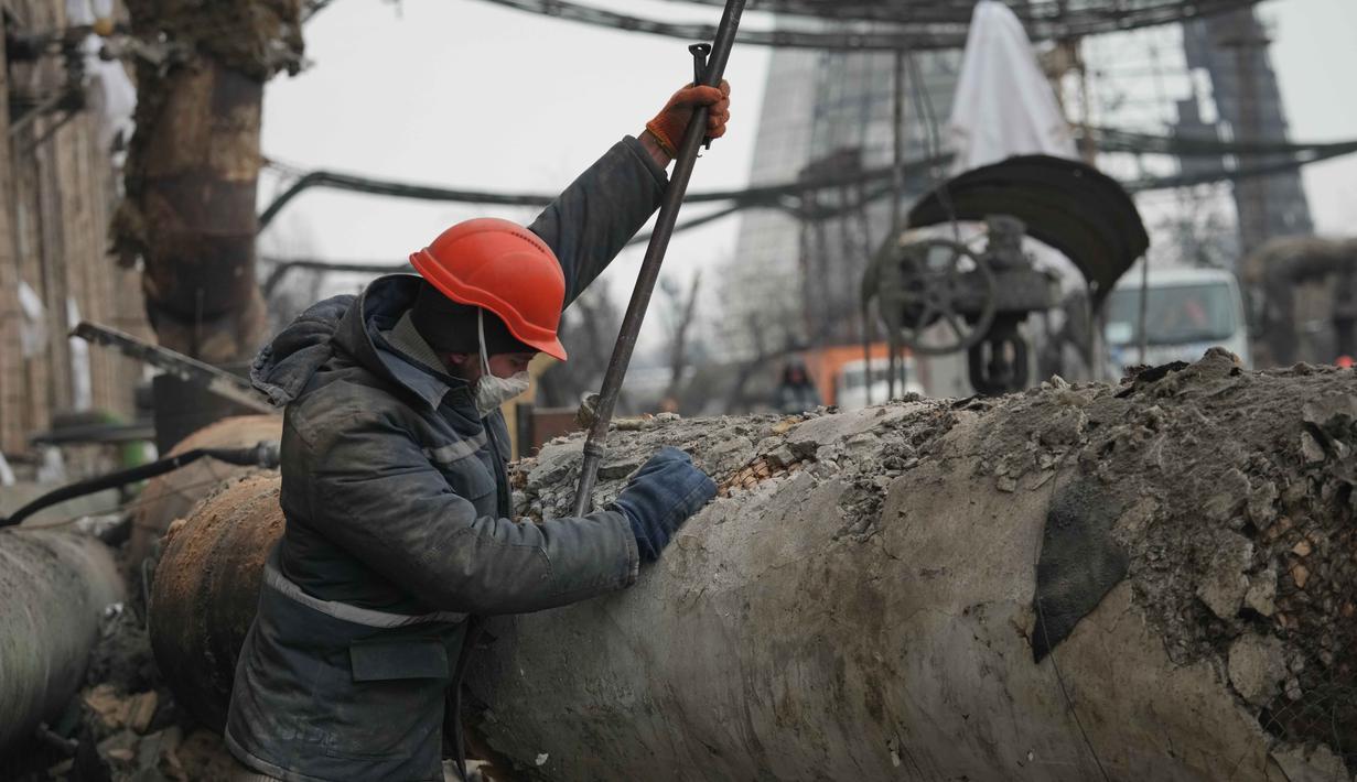 Akibatnya, warga Kyiv terpaksa bermalam di stasiun metro, bahkan beberapa di antaranya mendirikan tenda di peron untuk melindungi diri dari suhu yang membekukan. Tampak dalam foto, para pekerja membersihkan kerusakan di Pembangkit Listrik Tenaga Panas (PLTP) Darnytsia setelah serangan Rusia di Kyiv, Ukraina, Rabu 4 Februari 2026. (AP Photo/Sergei Grits)