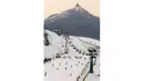 Warga berolahraga ski dengan latar pegunungan di Nanshan, China, Sabtu (4/1/2014). Beiijing yang mendapatkan perolehan 44 suara berhasil mengalahkan Almaty, Kazazhstan pada bidding Olimpiade Musim Dingin 2022. (EPA/Adrian Bradshaw)