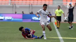 Pemain Bali United U-18 Anak Agung Dwi Trisna Putra (kanan) berebut bola dengan pemain pemain Barcelona U-18 Joan Anaya Balaña pada pertandingan International Youth Championship (IYC) 2021 di Jakarta International Stadium (JIS), Jakarta, Minggu (17/4/2022). (Liputan6.com/Faizal Fanani)