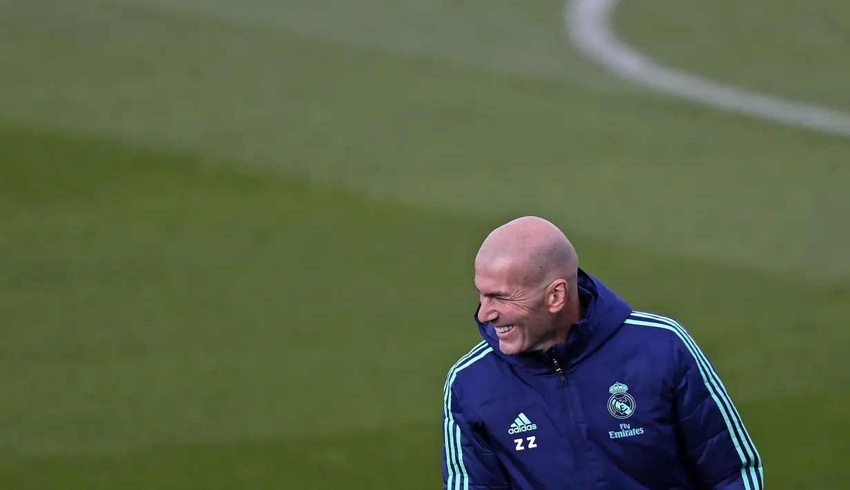Pelatih Real Madrid, Zidane tersenyum saat sesi latihan di Valdebebas di Madrid, Spanyol (5/11/2019). Real Madrid akan melawan wakil Turki, Galatasaray pada Grup A Liga Champions di Estadio Santiago Bernabeu. (AP Photo/Manu Fernandez)