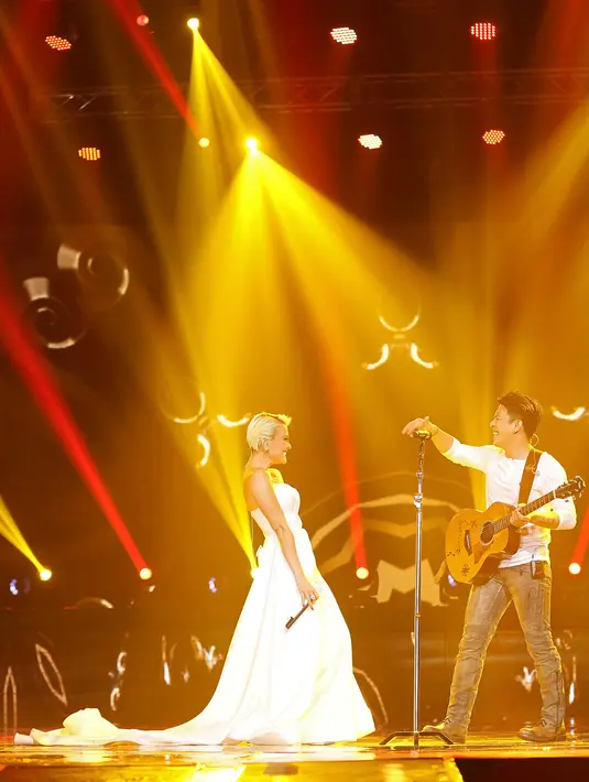 Seperti di tahun-tahun sebelumnya, malam puncak HUT SCTV ke-27 juga menyajikan para selebriti papan atas dan membuat panggung mewah itu semakin meriah.  (Bambang E.Ros/Bintang.com)