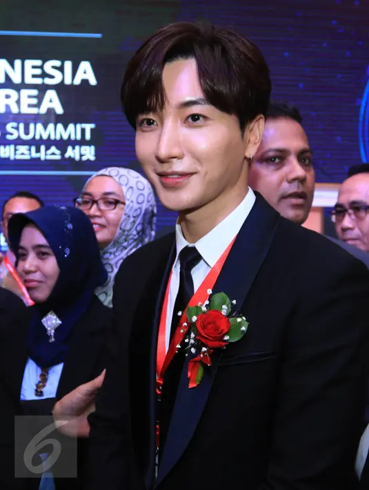 Leeteuk seusai menjadi pembicara dalam acara Indonesia-Korea Business Summit 2017 di Hotel Shangri-La, Jakarta, Selasa (14/3). Dalam pidatonya Leeteuk, mengundang Presiden Jokowi untuk hadir dalam konser Suju di Indonesia. (Liputan6.com/Herman Zakharia)