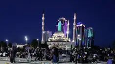 Suasana saat umat muslim berbuka puasa bersama saat bulan suci Ramadan di alun-alun depan Masjid Pusat 'Heart of Chechnya', Grozny, Rusia, Jumat (31/5/2019). (AP Photo/Musa Sadulayev)
