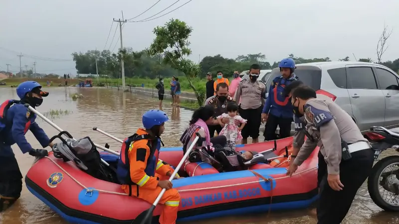 Ratusan rumah warga di Desa Cileungsi, Kecamatan Cileungsi, Kabupaten Bogor terendam banjir, Jumat (19/2/2021).