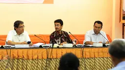 (Kanan-kiri) Sigit Pamungkas, Ferry Kurnia Rizkiansyah dan Hadar Nafis Gumay memberikan penjelasan saat penyuluhan peraturan KPU terkait pemilihan Kepala Daerah tahun 2015 di Jakarta, Kamis (28/5/2015). (Liputan6.com/Johan Tallo)