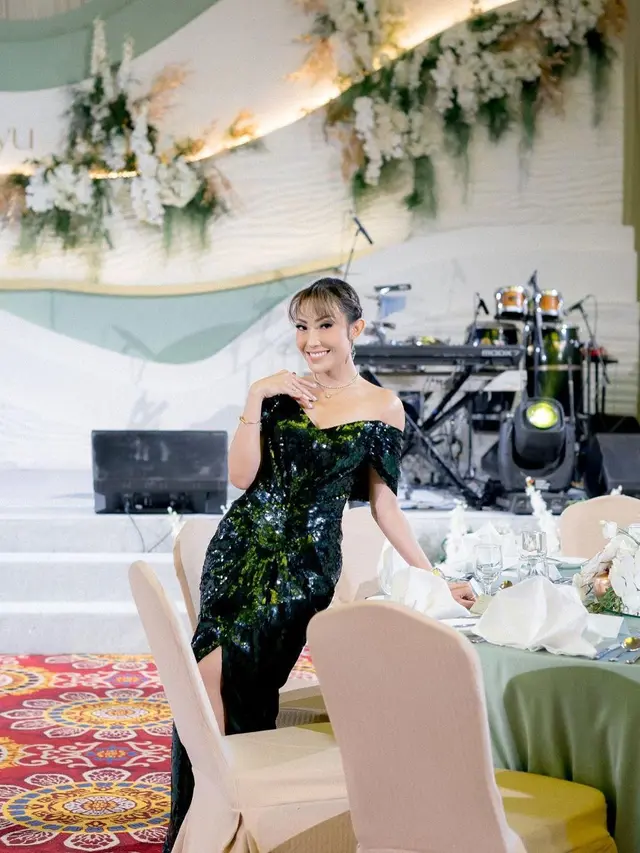 Potret Kompak Ayu Dewi dan Regi Datau Rayakan 10 Tahun Pernikahan, Mulai Kenakan Gaun Klasik hingga Adat Jawa