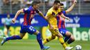 Striker Barcelona, Lionel Messi, berusaha melewati pemain Eibar pada laga La Liga 2019 di Stadion Ipurua, Sabtu (19/10). Barcelona menang 3-0 atas Eibar. (AP/Alvaro Barrientos)