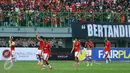 Pemain Persija berjalan usai laga melawan Mitra Kukar di lanjutan Liga 1 Indonesia di Stadion Patriot Candrabhaga, Bekasi, Minggu (14/5). Laga kedua tim berakhir imbang 1-1. (Liputan6.com/Helmi Fithriansyah)