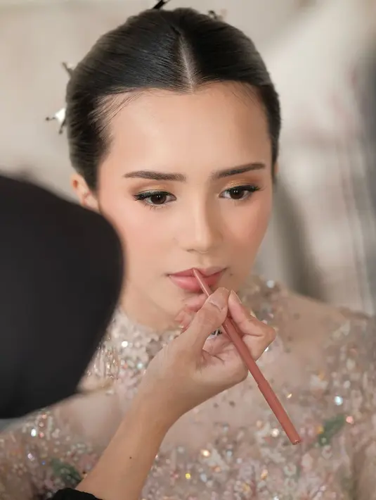 Dipulas oleh MUA Hepi David, Beby Tsabina tampil flawless dengan makeup natural bernuansa cokelat [@hepidavid]