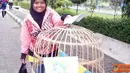 Citizen6, Surabaya: Seorang mahasiswi Unair juga membawa kandang ayam selain spanduk untuk mendukung aksi demo. (Pengirim: Ziadatur Rohmah, kelompok 16) 