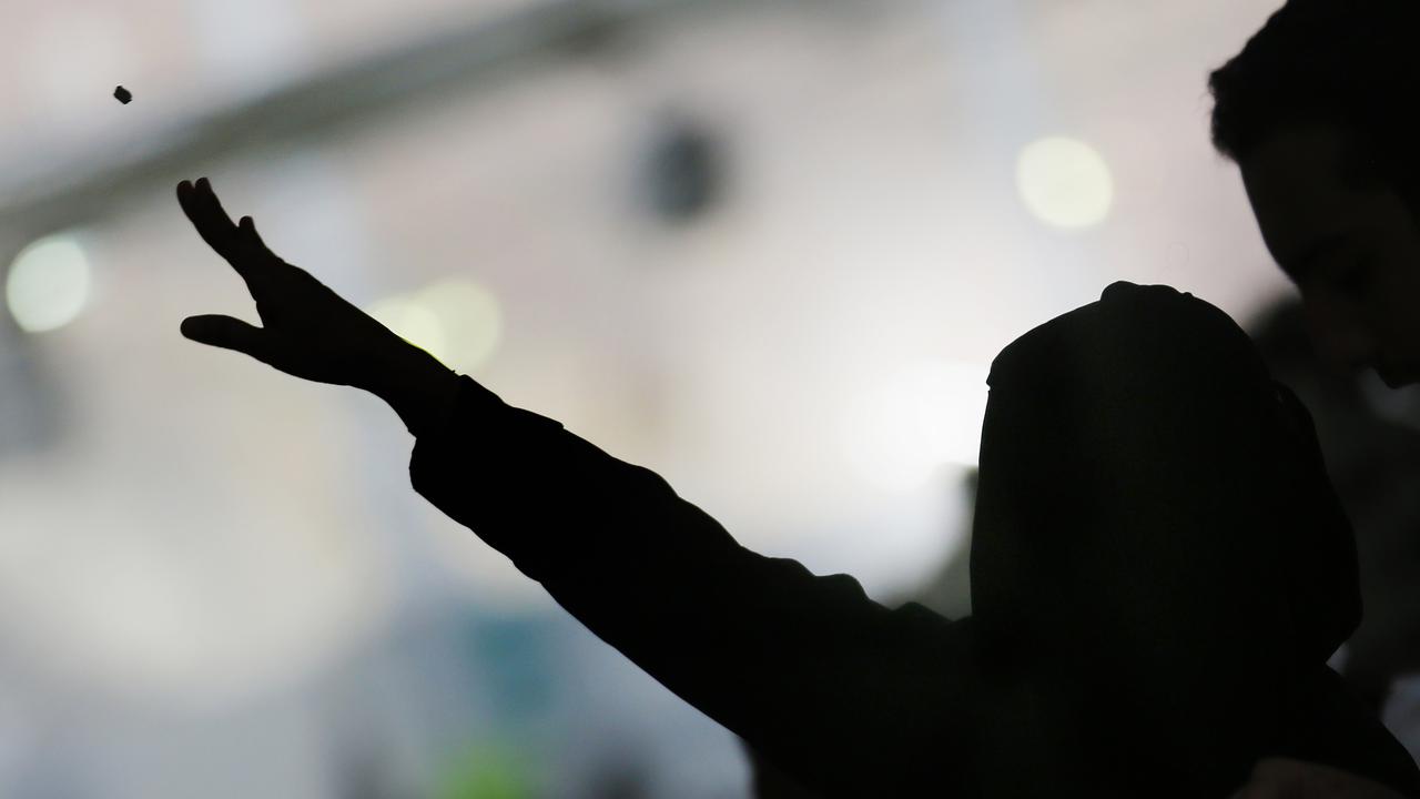 Melihat Lebih Dekat Jemaah Haji Lempar Jumrah di Mina