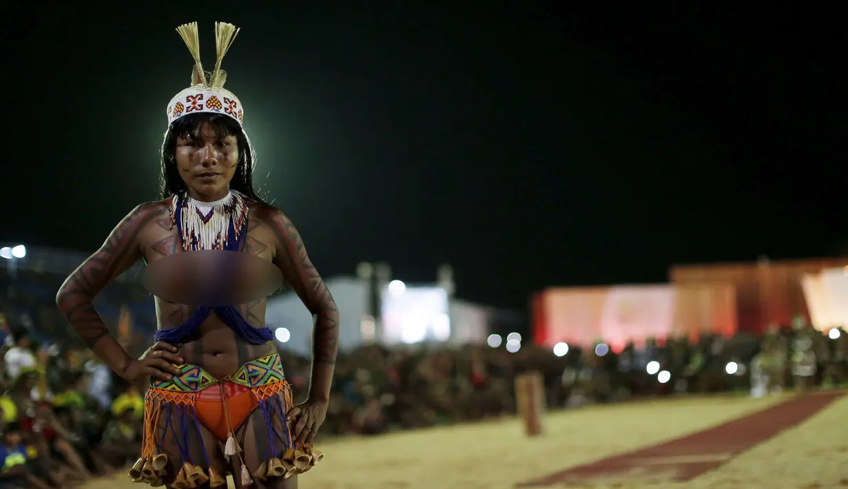 Seorang wanita adat tanpa busana saat mengikuti parade Kecantikan Adat Internasional dalam Olimpiade bagi masyarakat adat dunia di, Palmas, Brasil, (24/10/2015).  Sekitar 48 etnik dari berbagai dunia ikut dalam kejuaraan ini. (REUTERS/Ueslei Marcelino)