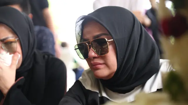 [Bintang] Pemakaman Ayah Olla Ramlan