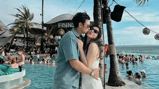 Potret Caesar Hito dan Felicya Angelista di Bali, Tetap Romantis Meski Liburan Ajak Anak