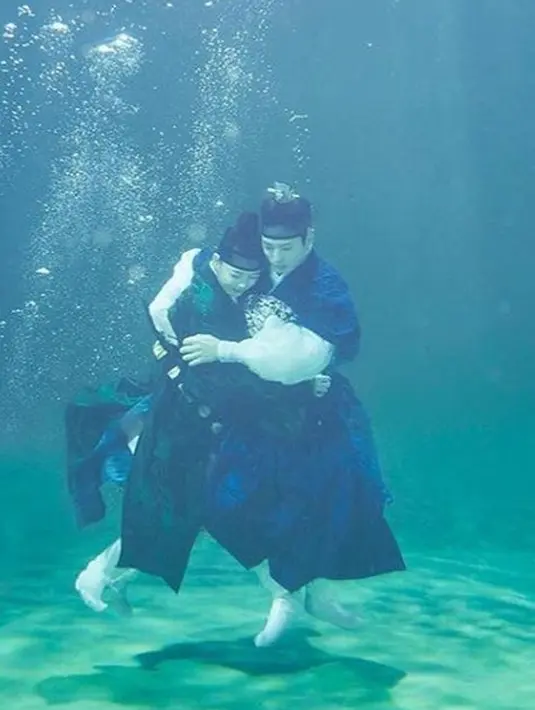 Tak hanya Irene Red Velvet yang mengaggumi Park Bo Gum, sepertinya siapapun yang pernah menjadi rekan kerjanya akan mengagumi sosok lelaki dengan kesantunannya itu. (Instagram/Parkbogum)